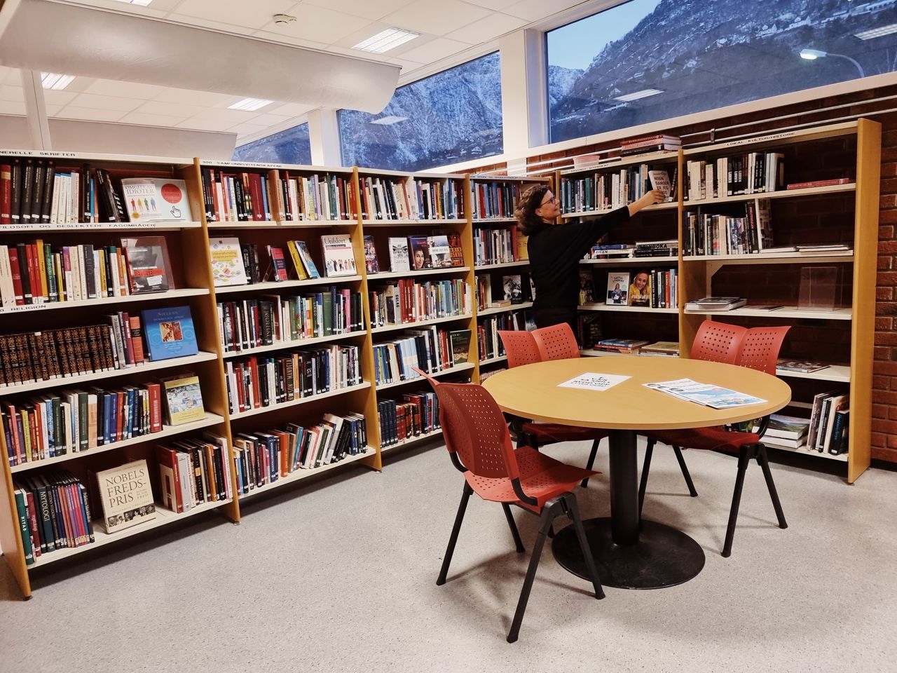Elevar arbeider med skuleoppgåver på biblioteket.