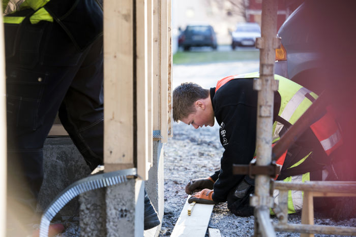 Elev på bygg- og anleggsteknikk som arbeider