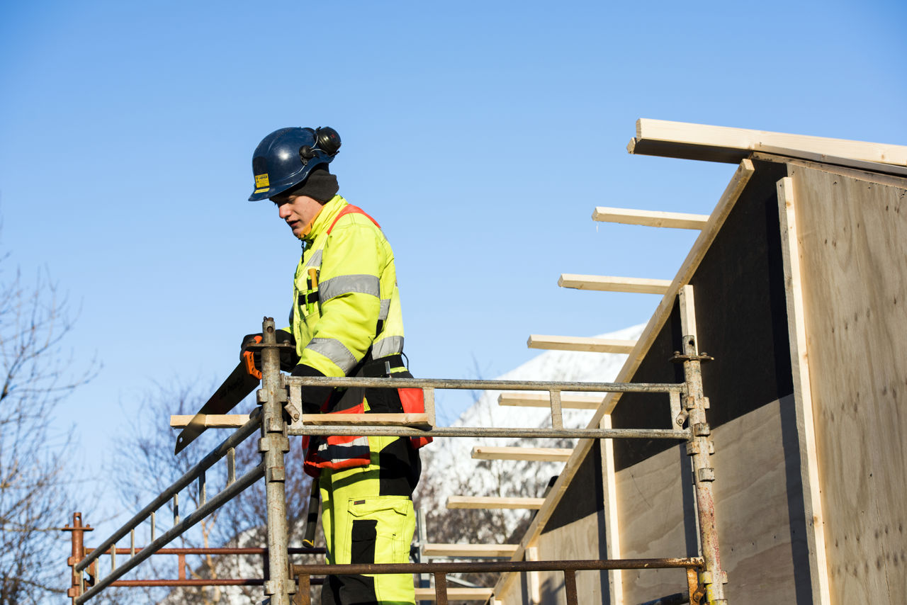  Elev på Bygg- og anleggsteknikk arbeider