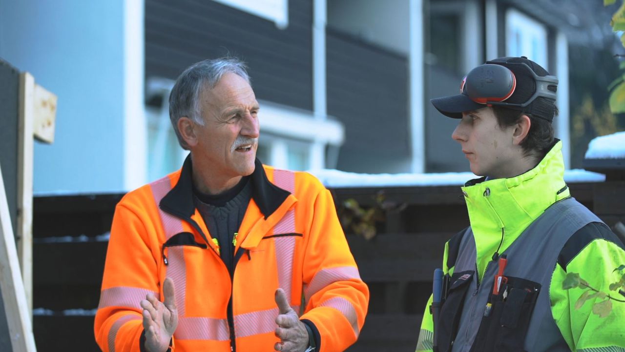Elev på Bygg- og anleggsteknikk arbeider