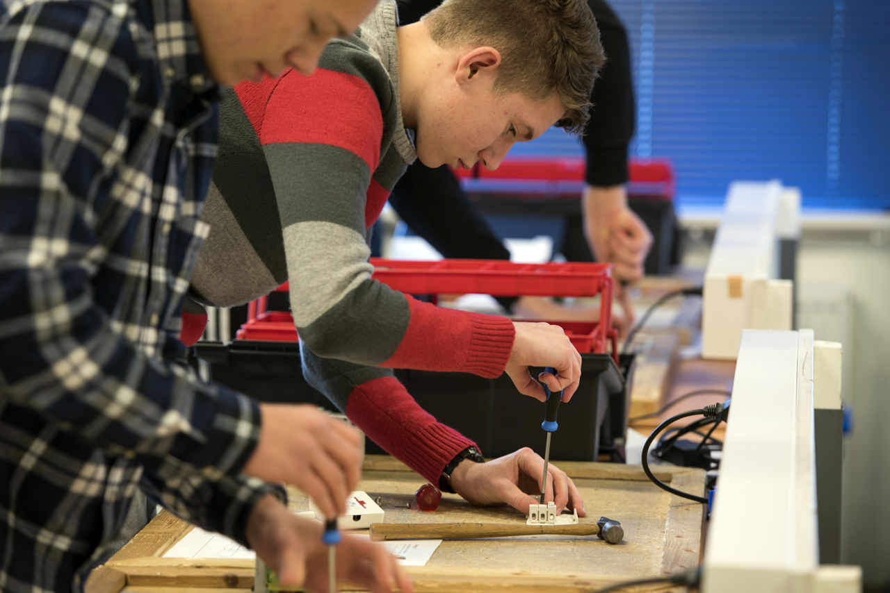 Elevar på elektro og datateknologi arbeidar