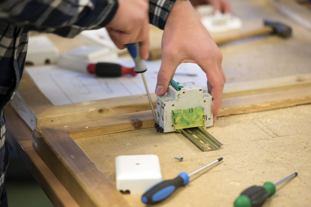 Elevar på elektro og datateknologi arbeidar