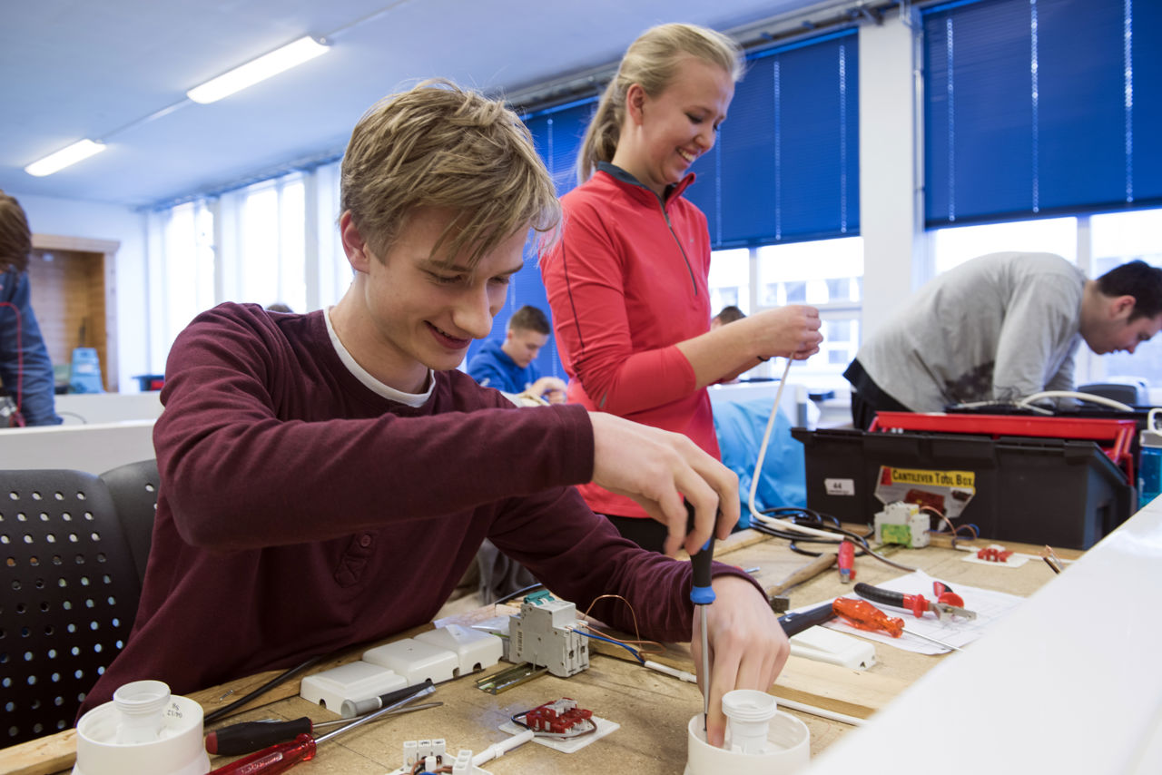 Elevar på elektro og datateknologi arbeider