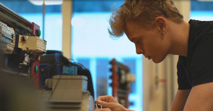 Elev på elektro og datateknologi arbeider