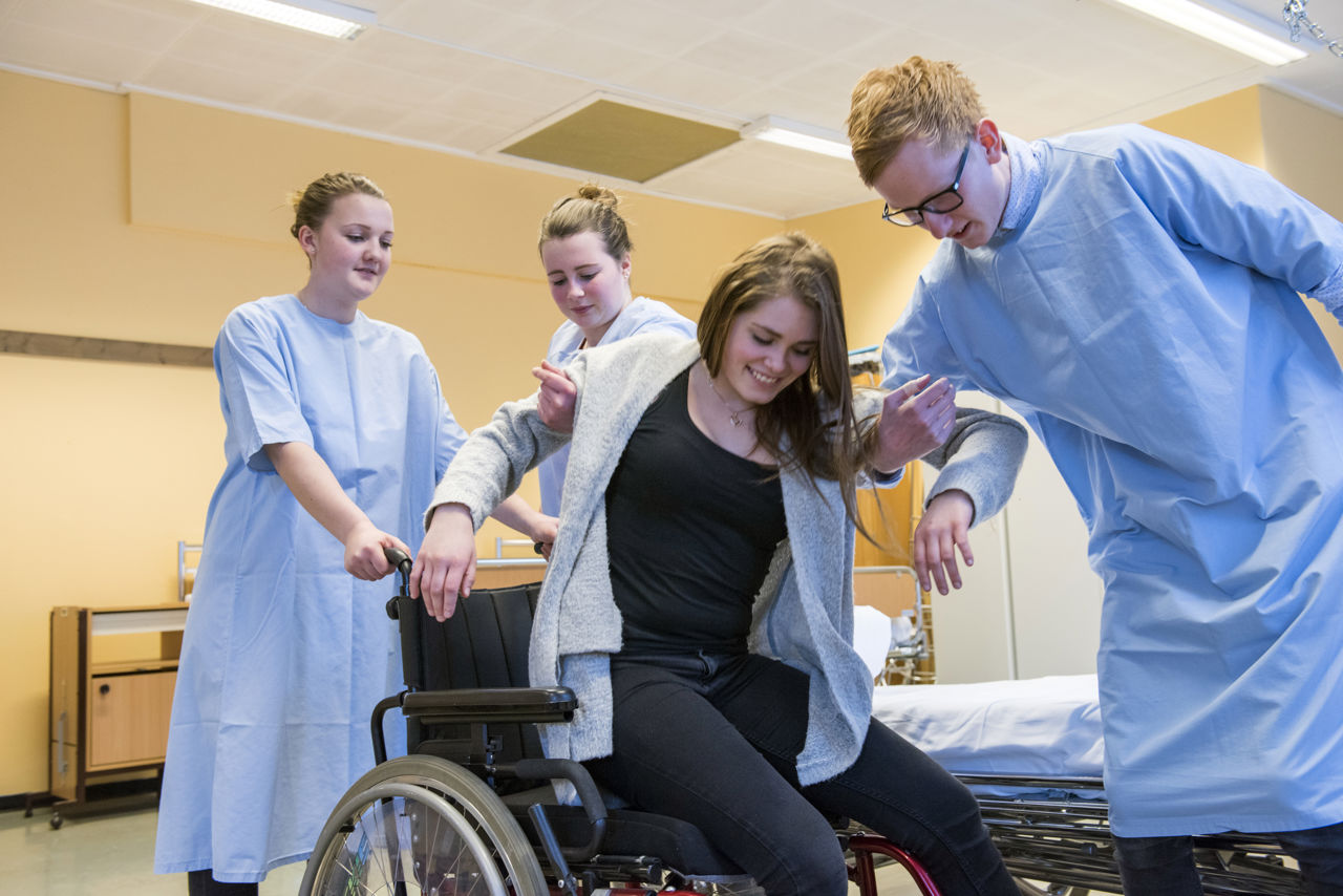 Elevar frå helse- og oppvekstfag arbeider
