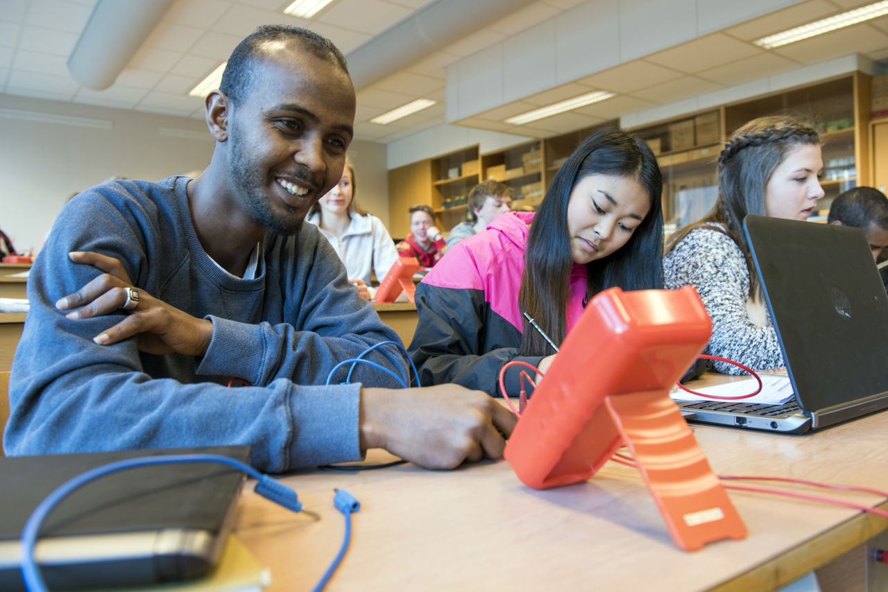 Elevar på studiespesialisering i undervisninga
