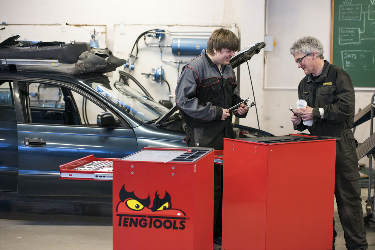 Elev på Teknologi- og industrifag på verkstaden