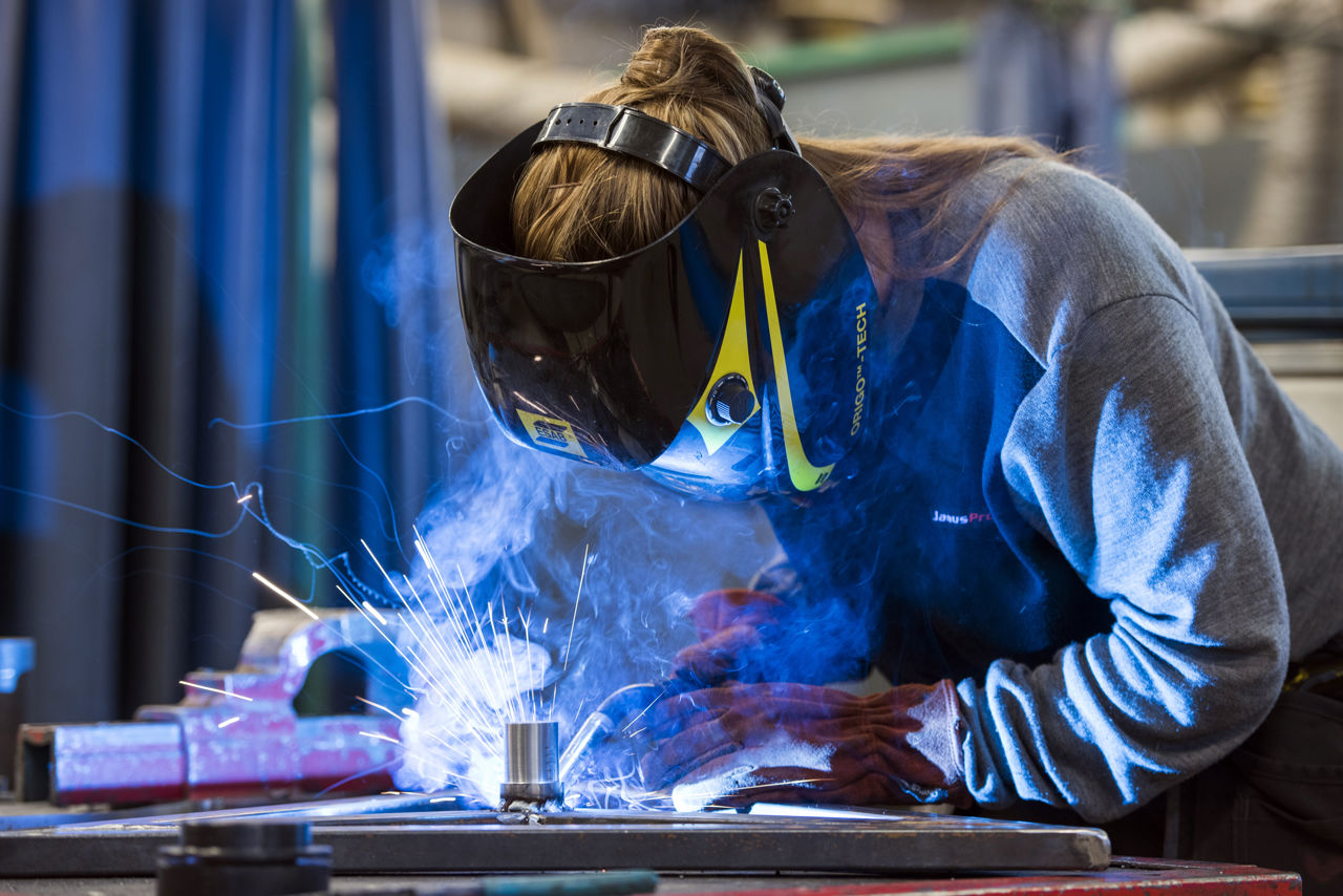 Elev på Teknologi- og industrifag arbeider