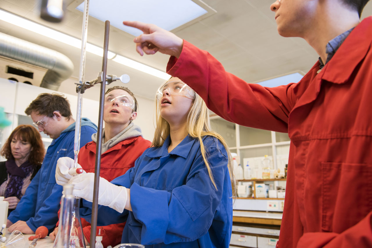 Elevar på laboratoriet